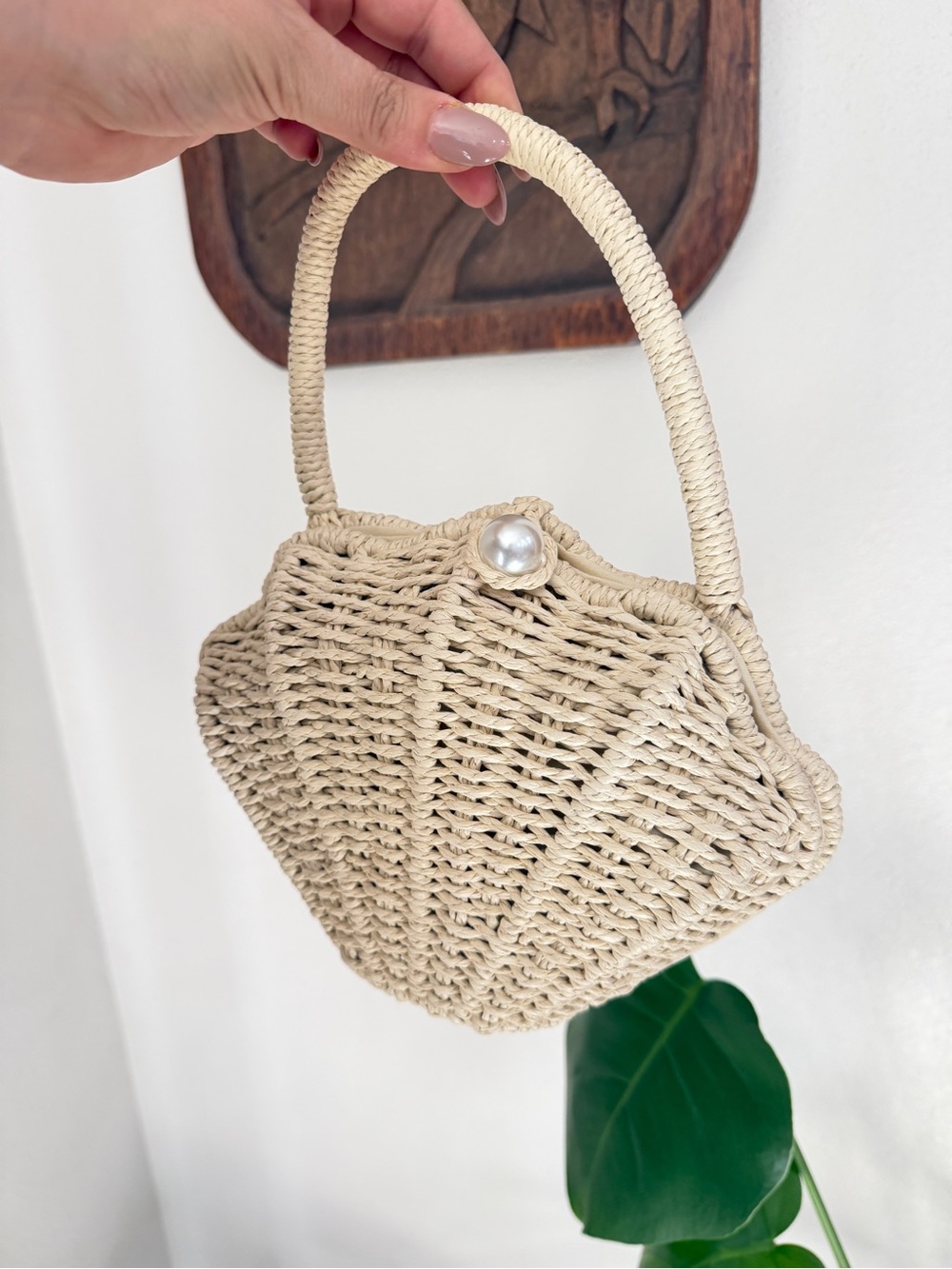Vintage Shell Shaped Woven Straw Handbag Pearl Clasp Cream Purse